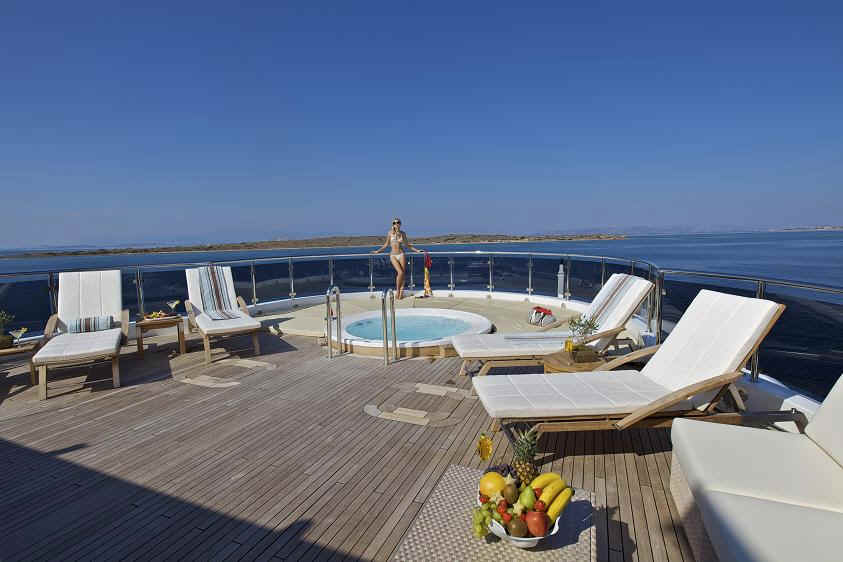 Yacht Omega jacuzzi
