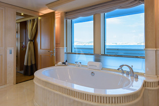 Yacht Boadicea master bath
