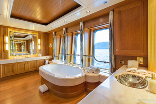 Guest bathroom on Boadicea