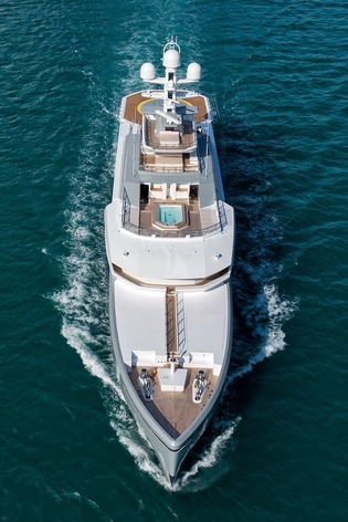 Yacht Cloudbreak