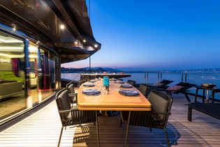 Khalilah outdoor dining