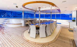 Legend outdoor dining