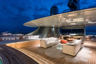 Yacht Savannah deck dining