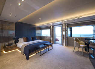 Yacht Serenity master stateroom
