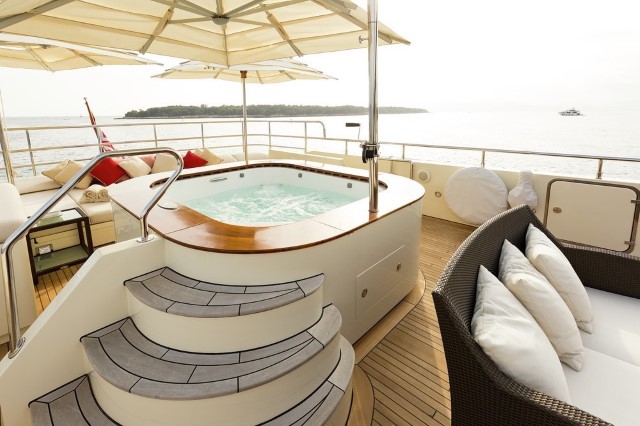Yacht Beverley jacuzzi