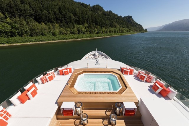 Yacht Chasseur jacuzzi deck