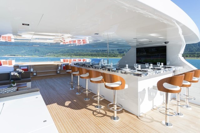 Yacht Chasseur sun deck