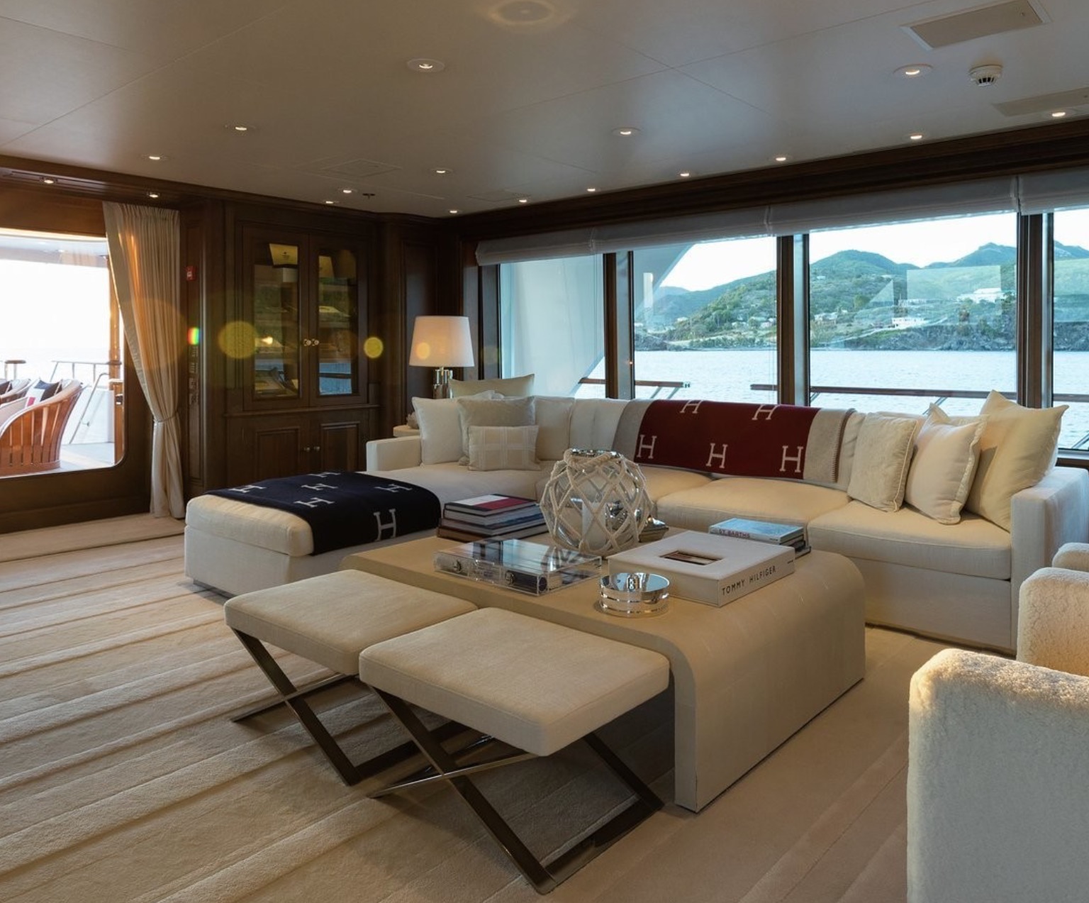 Yacht Flag interior